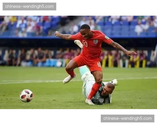 科隆队赛前最后一次合练，重点演练定位球进攻与防守落位