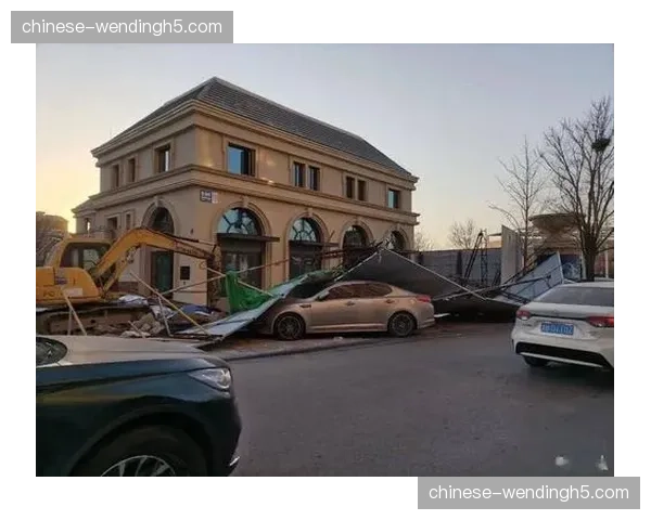 场边花絮：大风导致角旗区广告板被吹倒，比赛暂停五分钟